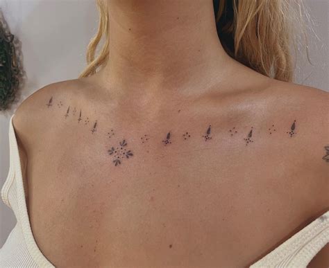 23 Iconic Collarbone Tattoos Brust Tattoo Ideen Tattoo Ideen Klein