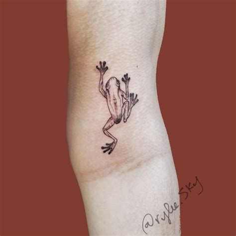 My First Time Doing A Tree Frog And Her First Tattoo Treefrogtattoo Watercolor Recoveryaftercare