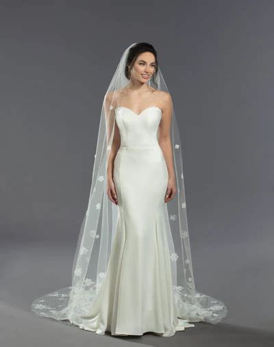 Discover the Elegance of Stella York Veils: Top Wedding Trends 2023